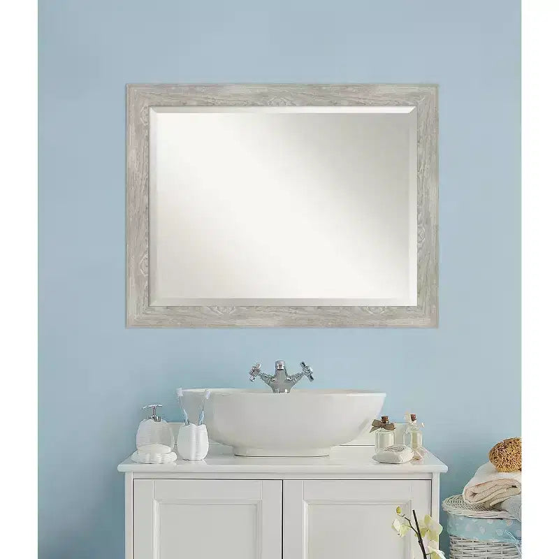Specchio da parete rettangolare Dove Graywash con cornice in legno, 46" x 36", per 1 persona, da appendere alla parete
