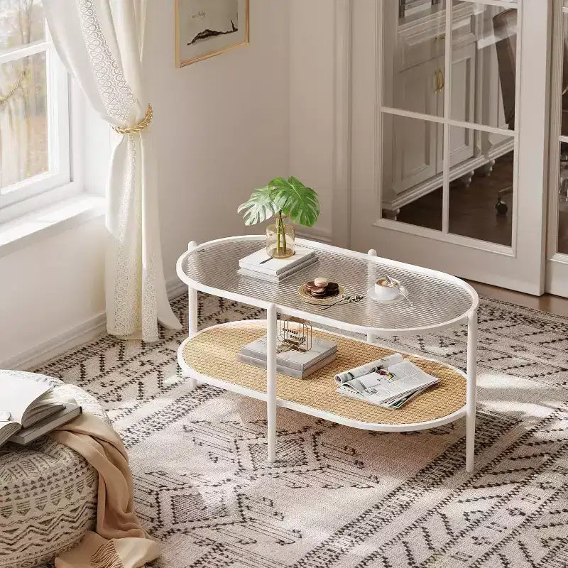 Tavolino ovale a 2 livelli con ripiano in vetro, mensola in rattan e struttura in metallo, nero/bianco