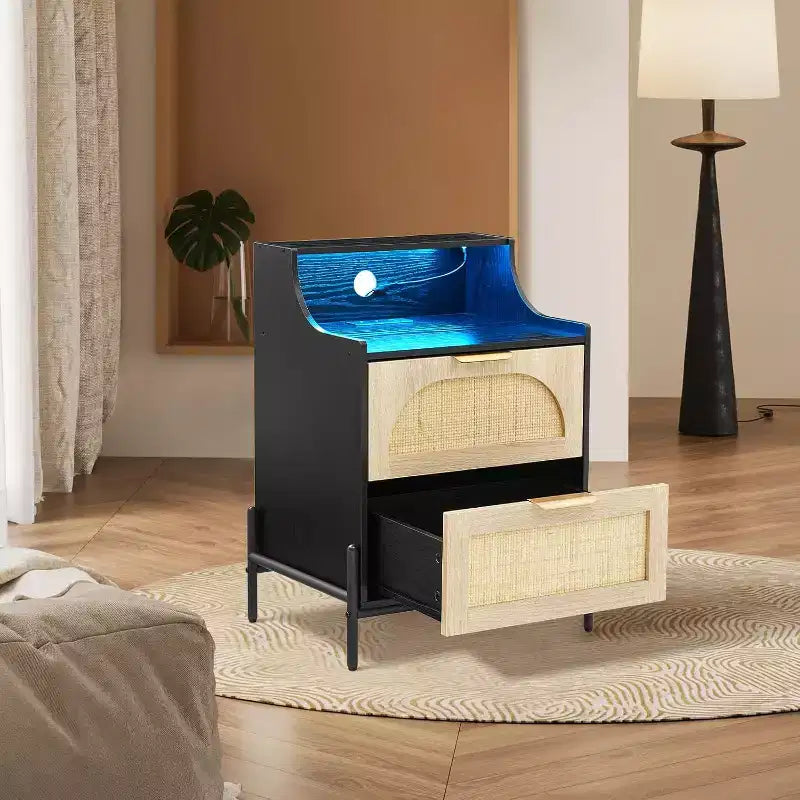Comodino nero in rattan con illuminazione RGB, prese e USB, 2 cassetti