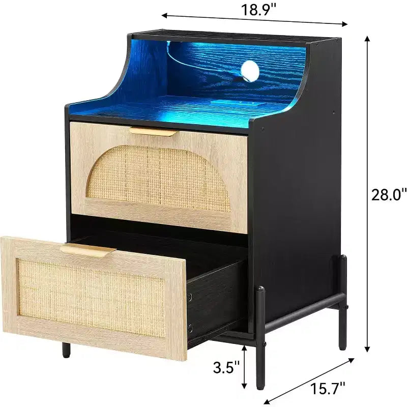 Comodino nero in rattan con illuminazione RGB, prese e USB, 2 cassetti