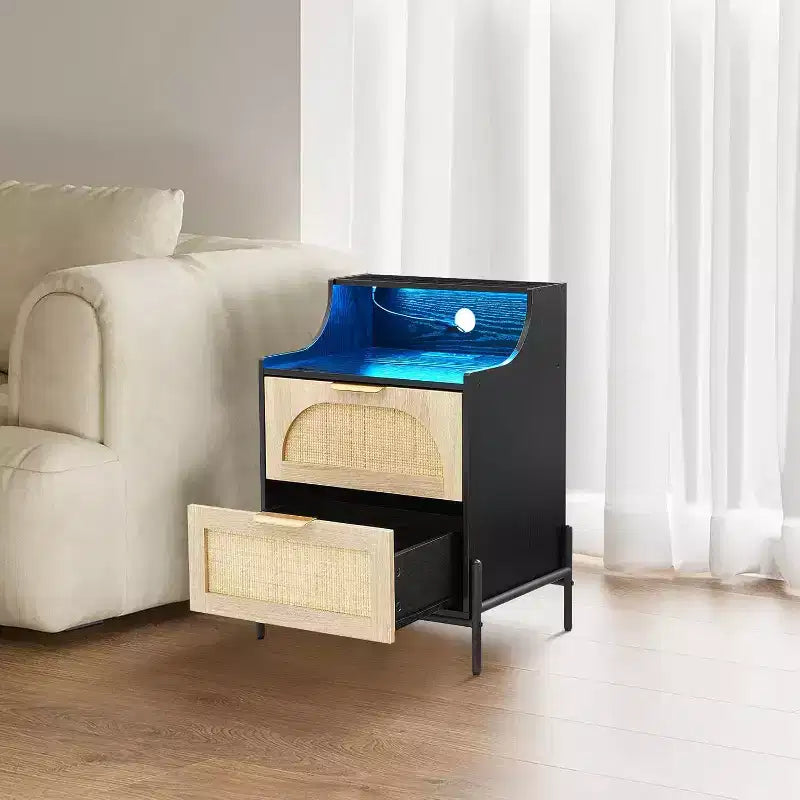 Comodino nero in rattan con illuminazione RGB, prese e USB, 2 cassetti