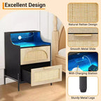 Comodino nero in rattan con illuminazione RGB, prese e USB, 2 cassetti