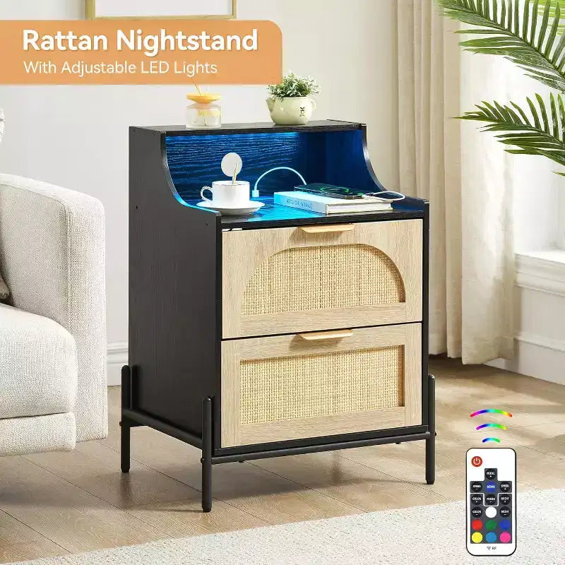 Comodino nero in rattan con illuminazione RGB, prese e USB, 2 cassetti