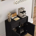 Credenza a buffet con venature del legno marrone, 4 cassetti e 2 ante, larga 158,5 cm, per 1 stanza