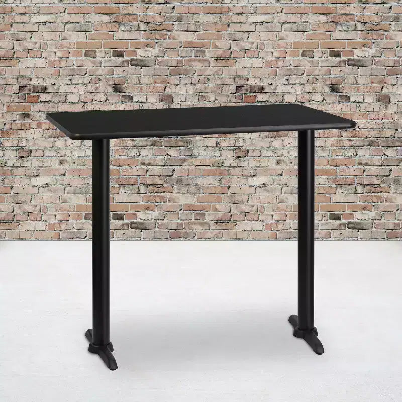 Tavolo rettangolare da bar 30" x 48" con base a T, posti a sedere per un massimo di 4 persone