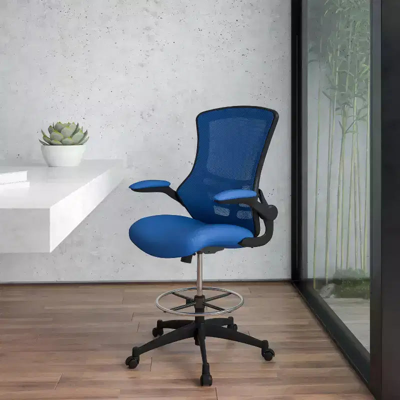Sedia ergonomica da disegno in rete a schienale medio con poggiapiedi ad anello e braccioli ribaltabili, sedile singolo, colori assortiti