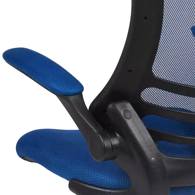 Sedia ergonomica da disegno in rete a schienale medio con poggiapiedi ad anello e braccioli ribaltabili, sedile singolo, colori assortiti