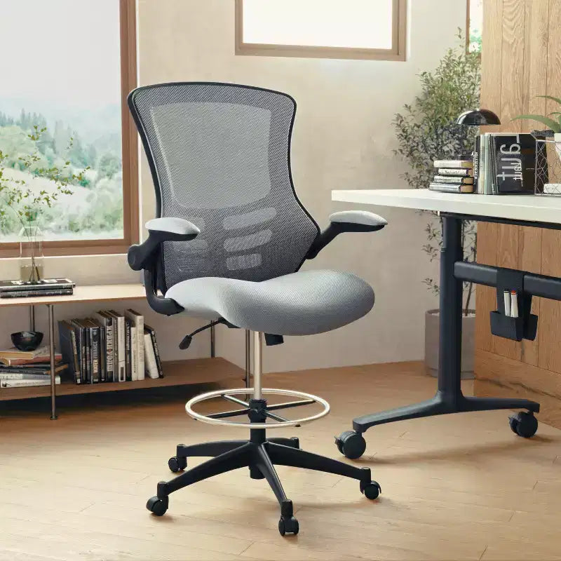 Sedia ergonomica da disegno in rete a schienale medio con poggiapiedi ad anello e braccioli ribaltabili, sedile singolo, colori assortiti
