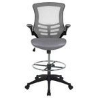 Sedia ergonomica da disegno in rete a schienale medio con poggiapiedi ad anello e braccioli ribaltabili, sedile singolo, colori assortiti