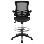 Sedia ergonomica da disegno in rete a schienale medio con poggiapiedi ad anello e braccioli ribaltabili, sedile singolo, colori assortiti