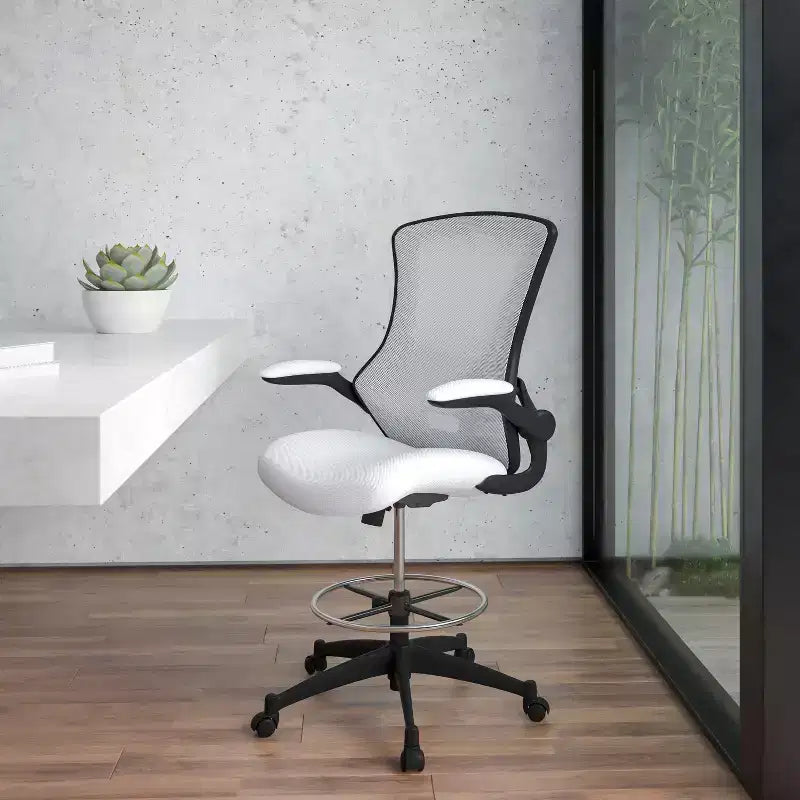 Sedia ergonomica da disegno in rete a schienale medio con poggiapiedi ad anello e braccioli ribaltabili, sedile singolo, colori assortiti